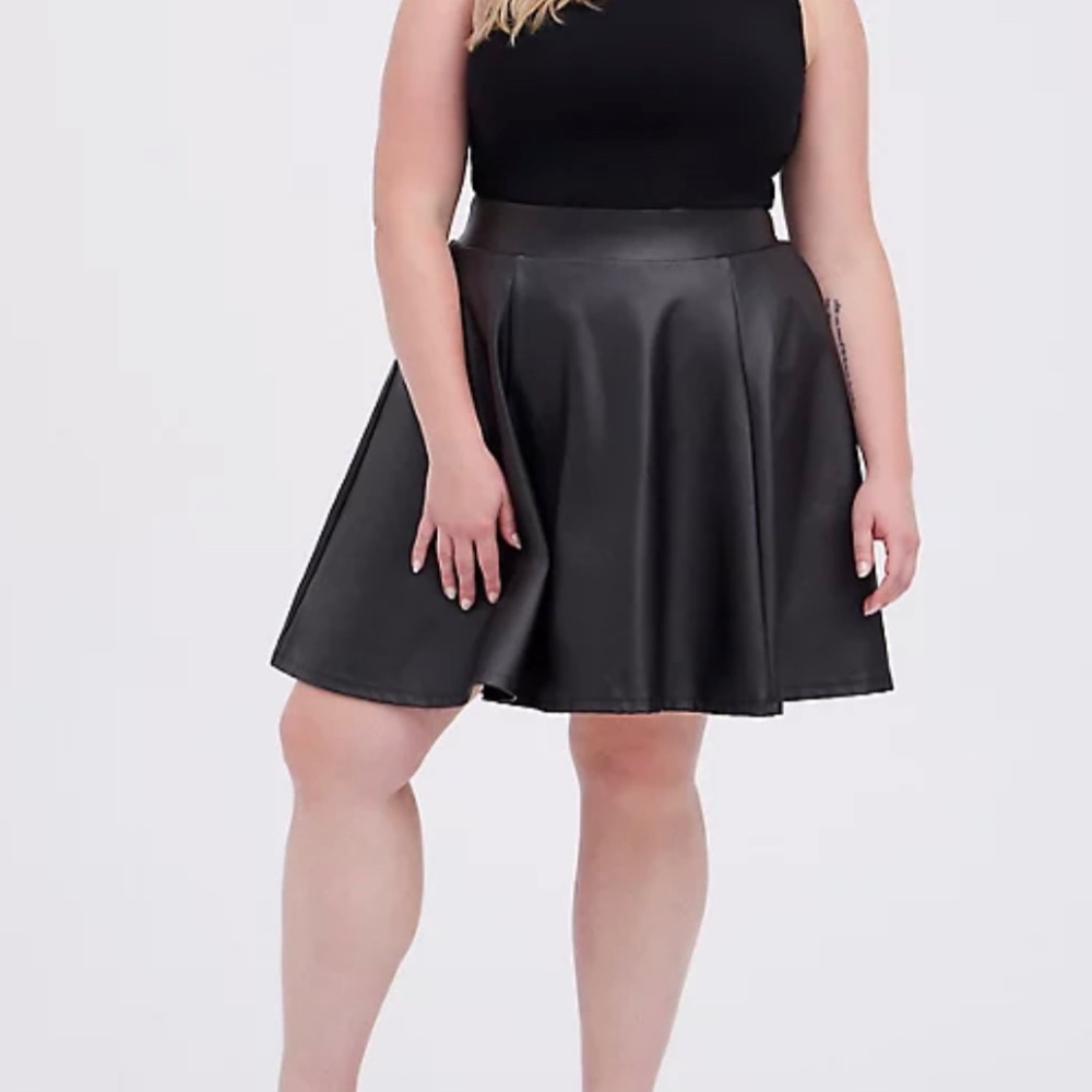 TORRID NWT BLACK COATED PREMIUM PONTE SKATER MINI SKIRT SZ 1